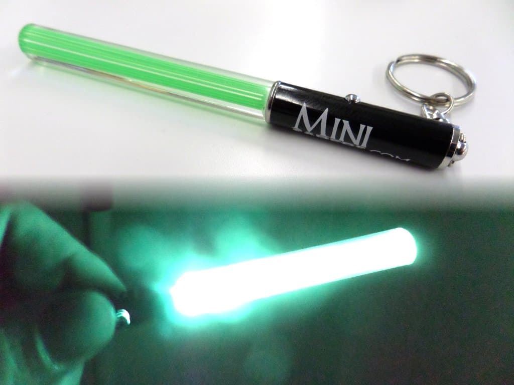 V. Cool Mini Light Saber Keyring - LED Dance Light Sticks for Parties - Red, Green or Pink (Green)
