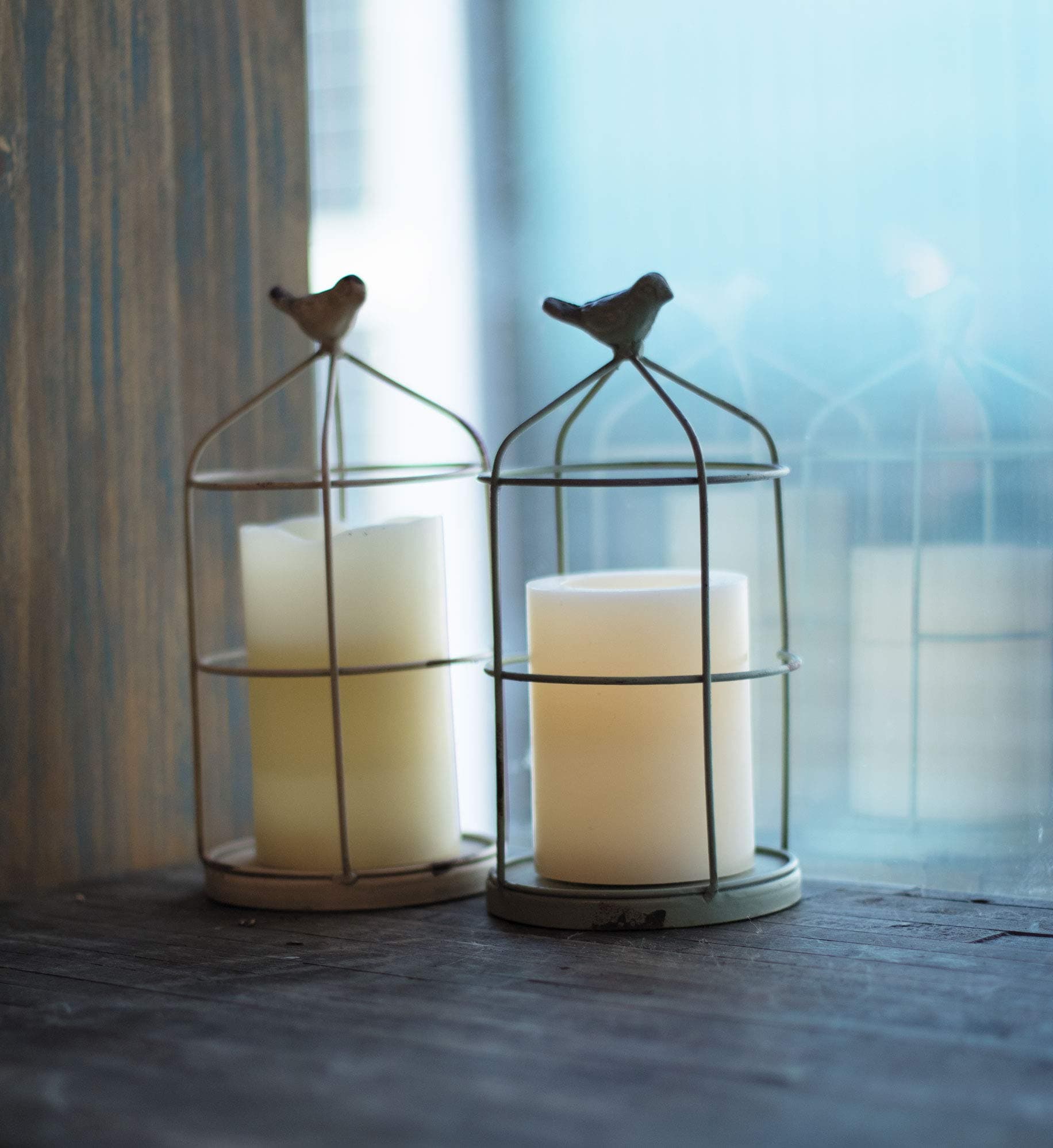 Foreside Home and Garden White Set of 2 Rustic Mint Metal Wire Cage and Bird Pillar Candle Holders