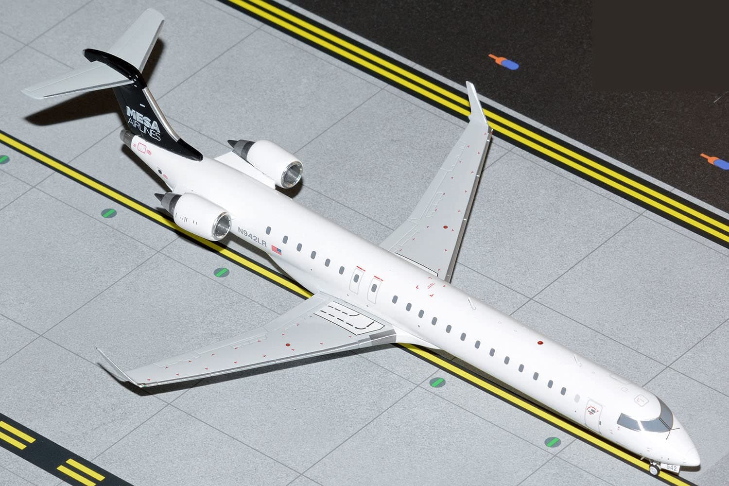 G2ASH1186 Mesa Airlines Bombardier CRJ-900ER N942LR; Scale 1:200