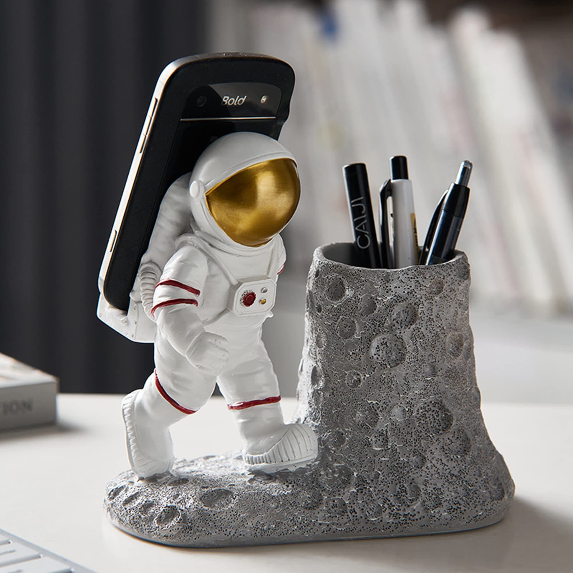 BUTILIVEEN Astronaut Pen Pencil Holder with Phone Stand, Resin Spaceman Pen Container Cell Phone Stand for home Office Desktop Decoration, Gifts for Space Lovers, Gifts for Christmas