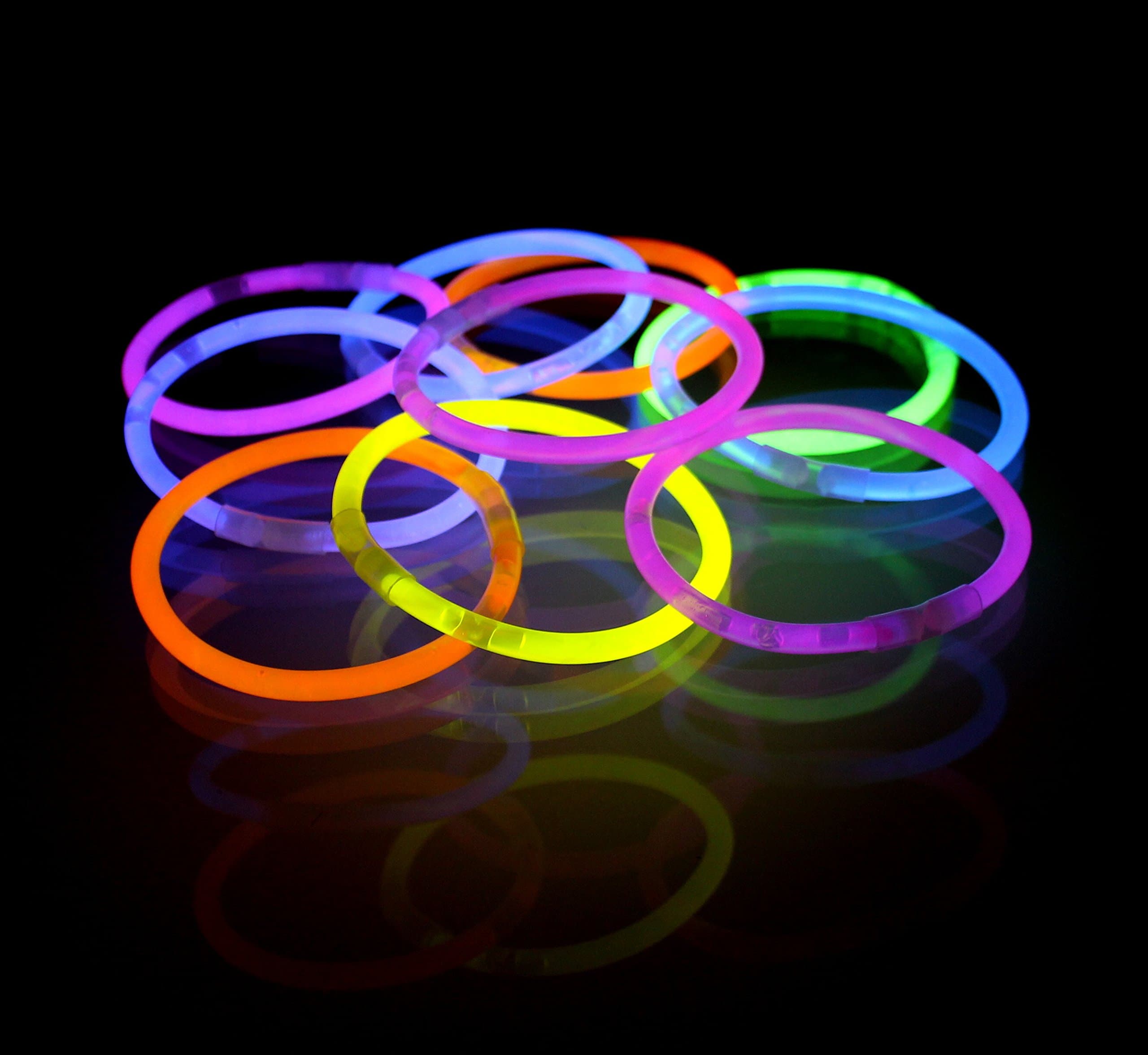 500 x 8" GLOW STICKS. GLOW STICK BRACELETS IN 7 COLOURS. BULK BUY