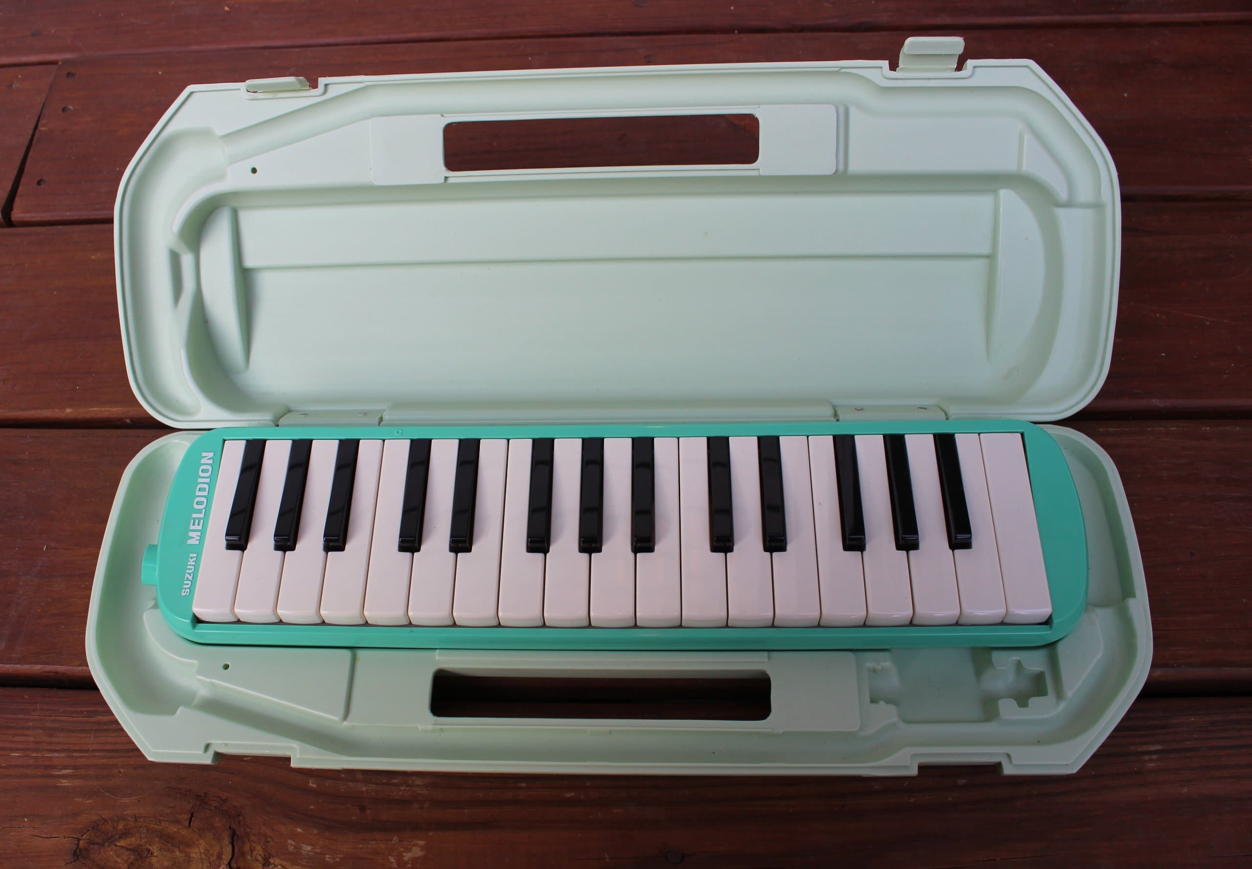 Suzuki Musical Instrument Corporation MX-32C Alto Melodion with Case - Mouthpiece