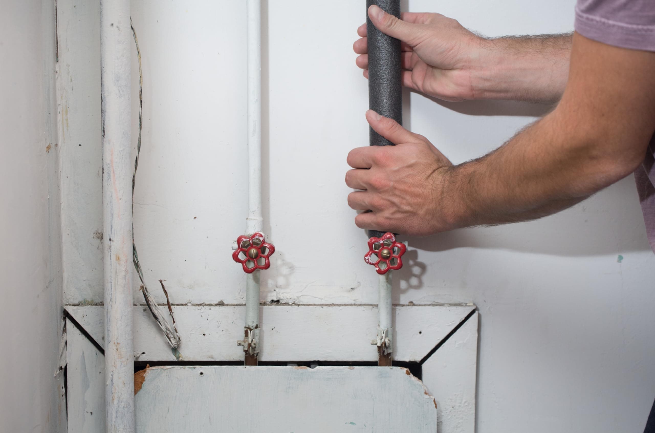 Duck Brand Foam Pipe Covers, Foam Pipe Insulation Hose for Hot and Cold Water Pipes, Pre-slotted and Adhesive Edge, 3/4" x 1 ft, 6 Sticks Per Pack, 6 Feet