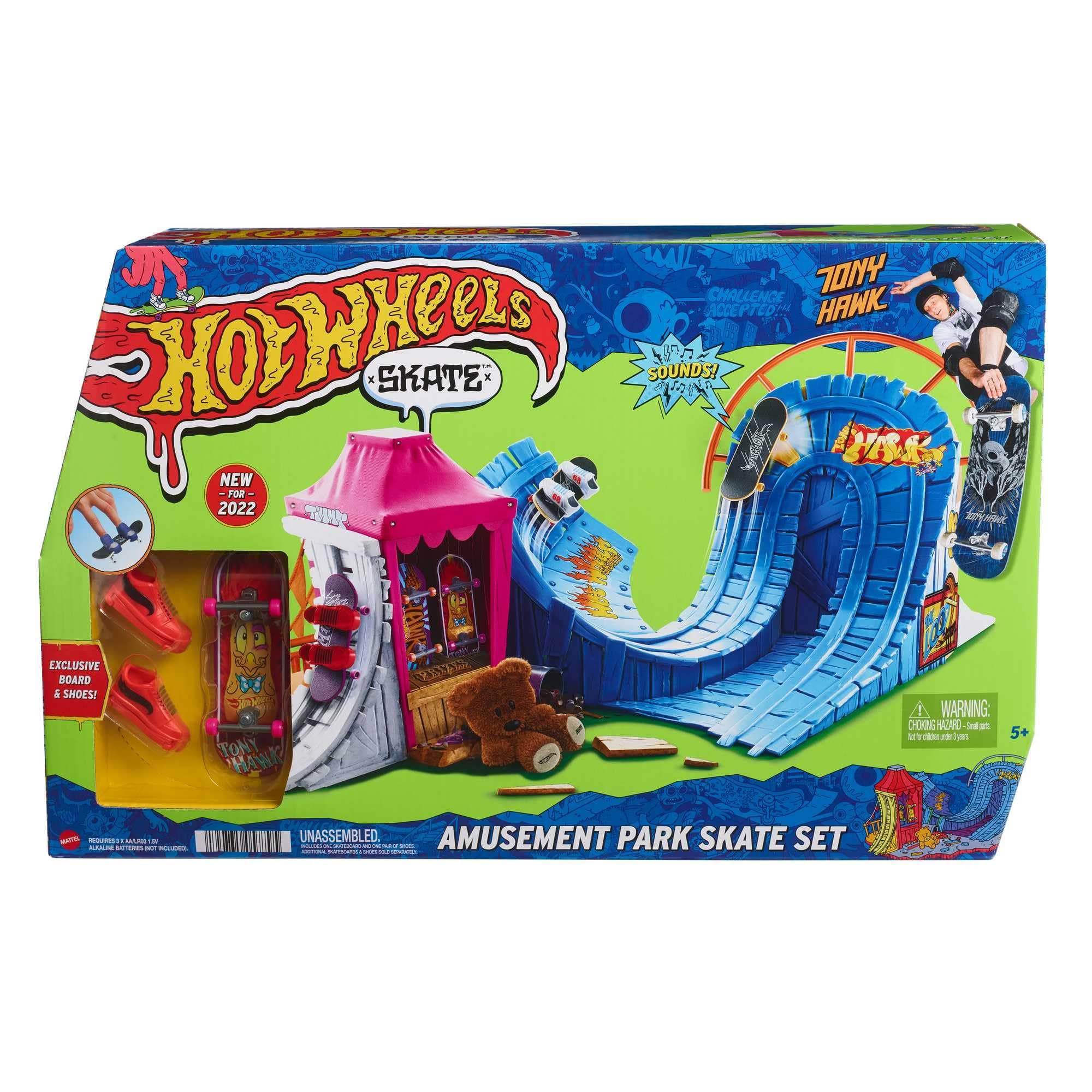 Hot Wheels Skate Amusement Park Skate Set, with 1 Exclusive Tony Hawk Fingerboard & 1 Pair of Skate Shoes, Kid-Activated Sounds, Toy for Kids, HGT95